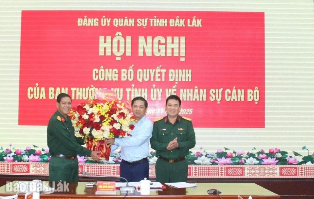 Lãnh đạo Bộ Chỉ huy Quân sự tỉnh đã tặng hoa chúc mừng đồng chí Lương Nguyễn Minh Triết.