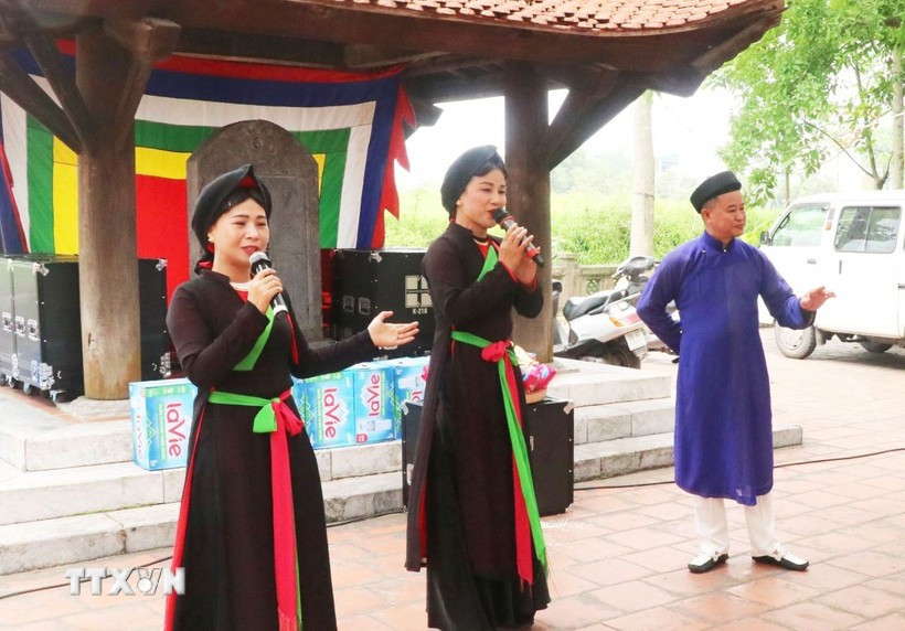 Hát dân ca quan họ tại Lễ hội Đền Đô. (Ảnh: Đỗ Huyền/TTXVN)