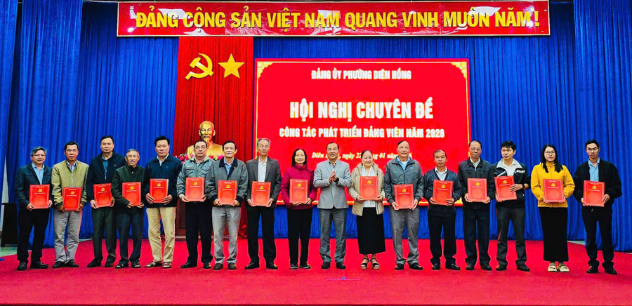 Đảng ủy phường Diên Hồng giao chỉ tiêu phát triển đảng viên cho các chi bộ trực thuộc. Ảnh: P.D phat-trien-dang-vien-1.jpg