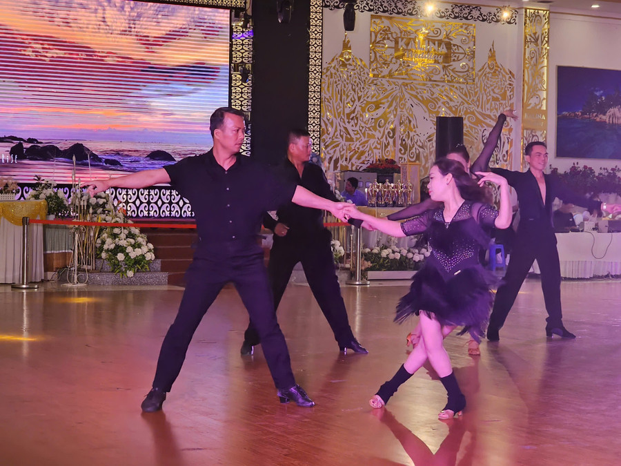 Các vận động viên đã thể hiện những màn trình diễn uyển chuyển, quyến rũ, đầy cuốn hút. Ảnh: R'Ô HOK cac-van-dong-vien-da-the-hien-nhung-man-trinh-dien-uyen-chuyen-quyen-ru-day-cuon-hut-anh-ro-hok-8518.jpg