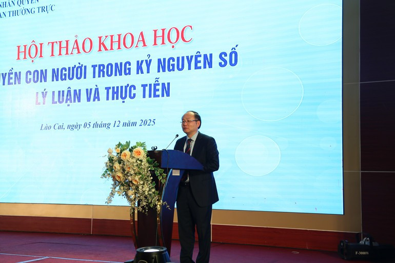 PGS.TS Tường Duy Kiên, Viện trưởng Viện Quyền con người trình bày báo cáo đề dẫn tại Hội thảo