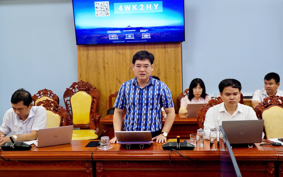 Giám đốc Trung tâm Phục vụ hành chính công tỉnh Lê Dũng Linh báo cáo tại buổi làm việc. Ảnh: N.L trung-tam-phuc-vuv-hcc-3.jpg