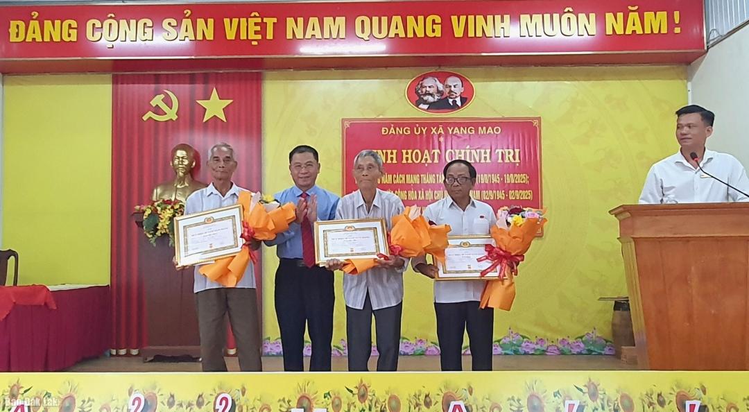 Chủ nhiệm Ủy ban kiểm tra Tỉnh ủy Trần Trung Hiển trao Huy hiệu Đảng tặng 3 đảng viên xã Yang Mao.