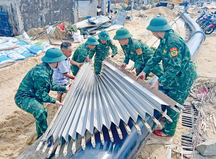 Lực lượng quân đội làm theo lời Bác Hồ dạy: "Vì nhân dân phục vụ", cùng nhau giúp đỡ người dân xã Đề Gi khắc phục hậu quả bão số 13, ổn định cuộc sống. Ảnh: N.H Lực lượng quân đội làm theo lời Bác Hồ dạy: 'Vì nhân dân phục vụ', cùng nhau giúp đỡ người dân xã Đề Gi khắc phục hậu quả bão số 13, ổn định cuộc sống. Ảnh: N.H