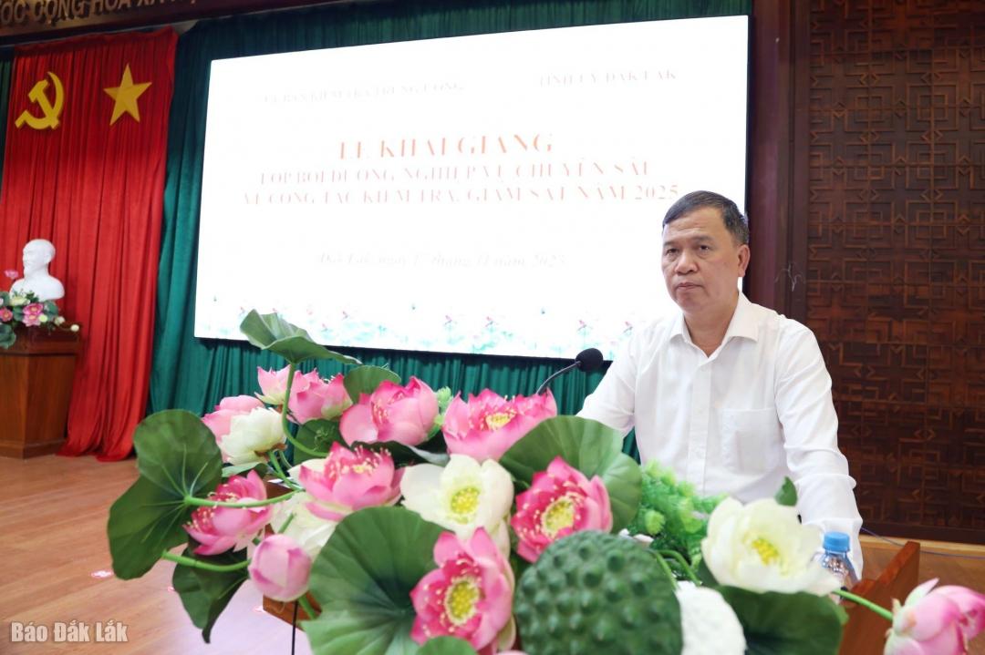 Đồng chí Nguyễn Minh Quang, Phó Chủ nhiệm UBKT Trung ương phát khai giảng.