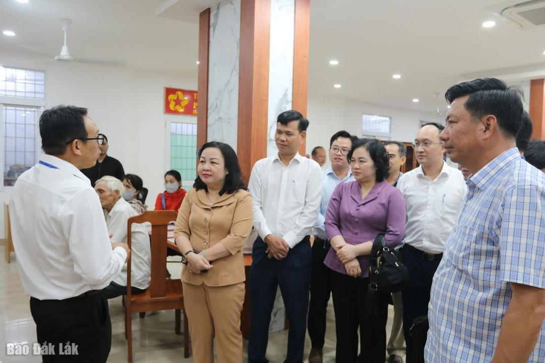 Ph&oacute; B&iacute; thư Thường trực Tỉnh ủy, Chủ tịch HĐND tỉnh Cao Thị H&ograve;a An kiểm tra c&ocirc;ng t&aacute;c vận h&agrave;nh Trung t&acirc;m Phục vụ h&agrave;nh ch&iacute;nh c&ocirc;ng phường Tuy H&ograve;a.