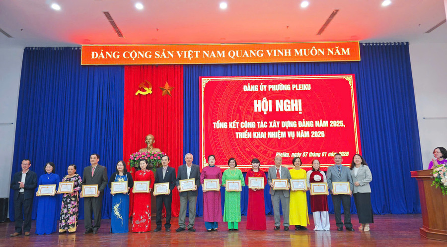 trao-giay-khen-cho-cac-dang-vien-hoan-thanh-xuat-sac-nhiem-vu-nam-2025.jpg