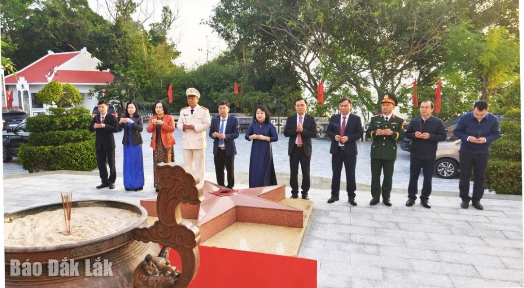 Đo&agrave;n đại biểu d&acirc;ng hương tại Đ&agrave;i tưởng niệm N&uacute;i Nhạn.