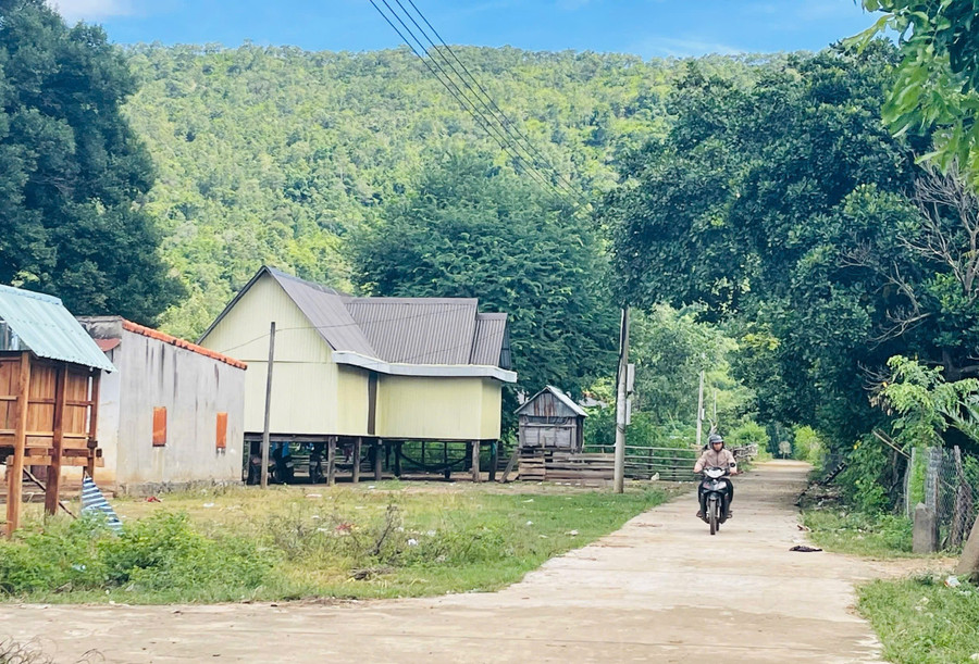 Nhờ tinh thần đoàn kết toàn dân, diện mạo làng A Chông (xã Al Bá) ngày càng khởi sắc. Ảnh: P.D
