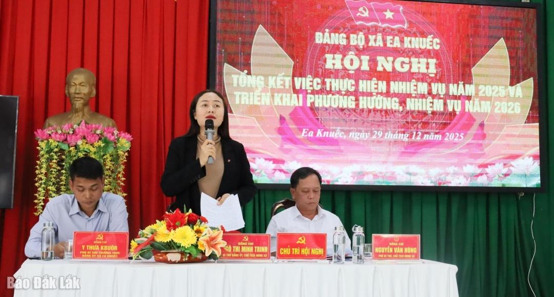 Đồng ch&iacute; Ng&ocirc; Thị Minh Trinh, B&iacute; thư Đảng bộ x&atilde; Ea Knuếc điều h&agrave;nh hội nghị.