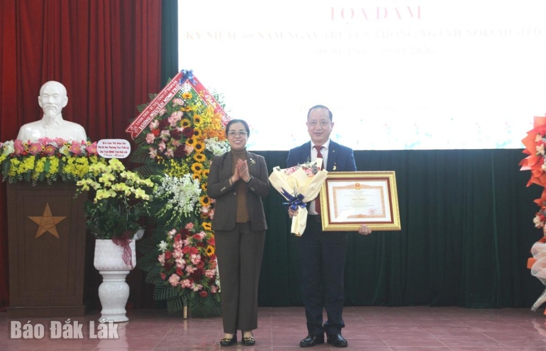 Thừa ủy quyền của Thủ tướng Ch&iacute;nh phủ, đồng ch&iacute; Huỳnh Thị Chiến H&ograve;a trao Bằng khen tặng đồng ch&iacute; H&agrave; Huy Quang.