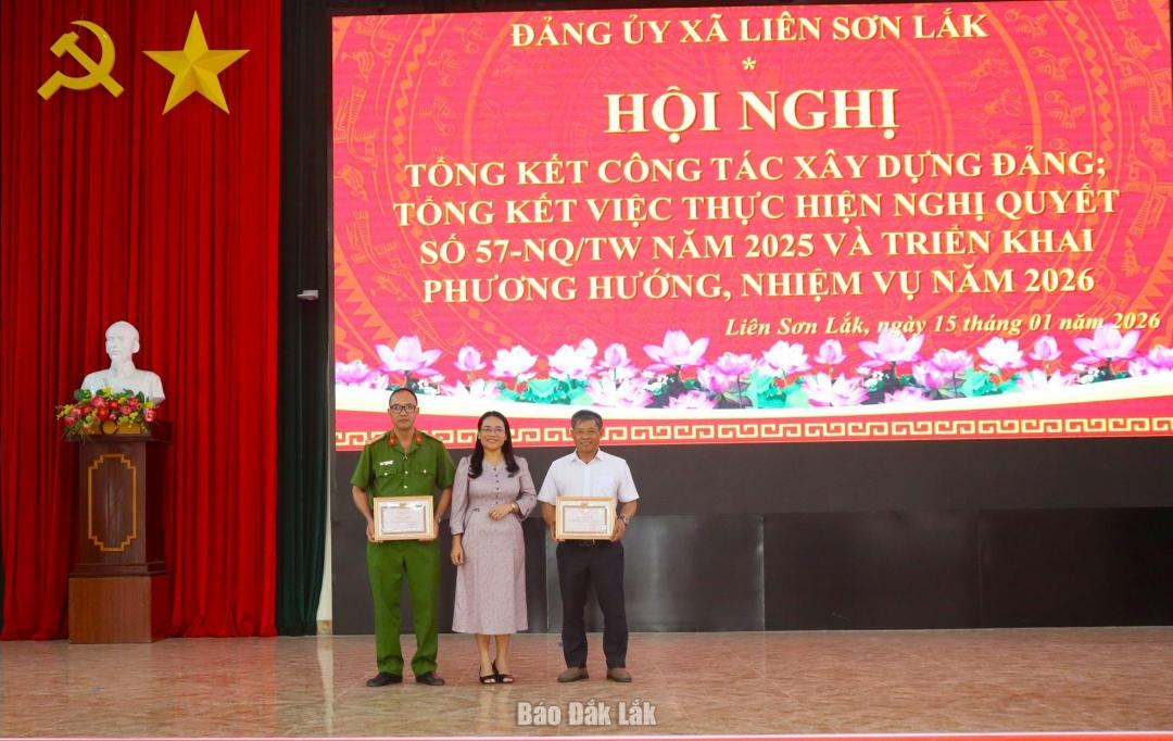 B&iacute; thư Đảng ủy, Chủ tịch HĐND x&atilde; Đ&agrave;o Thị Thanh An tặng giấy khen cho c&aacute;c chi bộ cơ sở ho&agrave;n th&agrave;nh xuất sắc nhiệm vụ ti&ecirc;u biểu năm 2025.