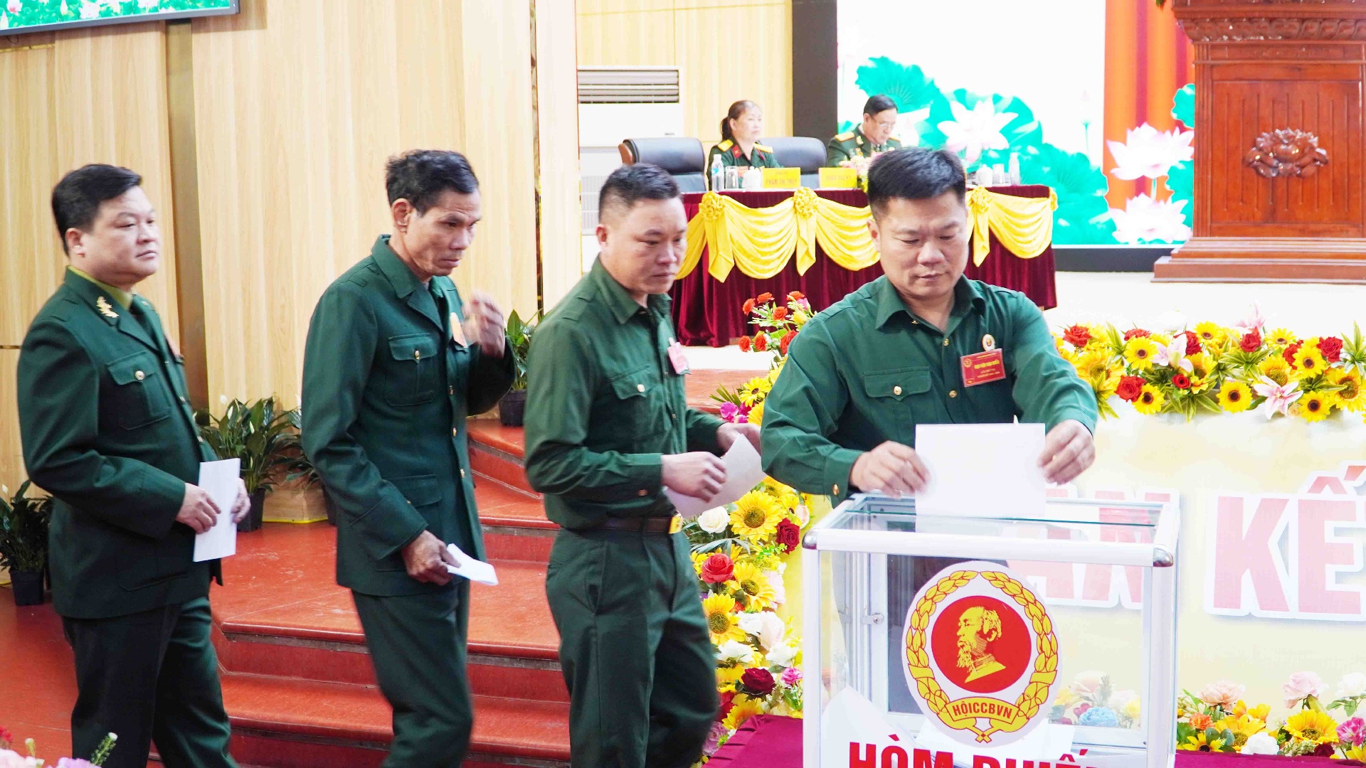 C&aacute;c đại biểu bỏ phiếu bầu Ban chấp h&agrave;nh Hội CCB tỉnh lần thứ VIII, nhiệm kỳ 2025-2030.