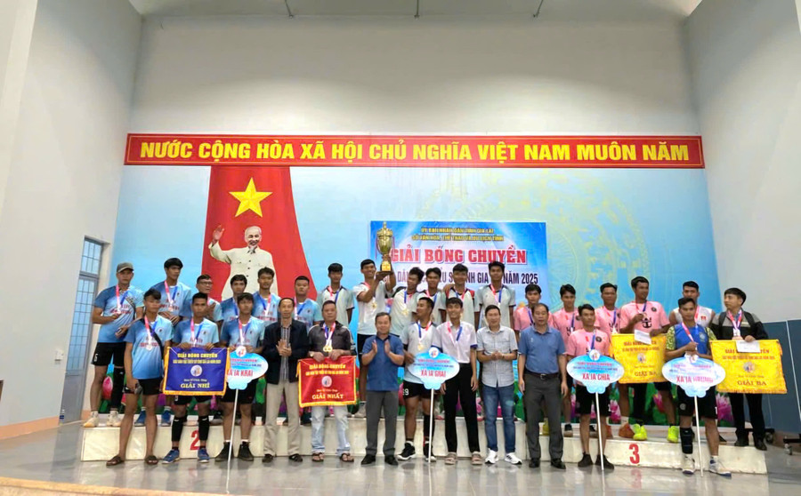 Ban tổ chức trao giải cho các đội đạt thành tích tại giải đấu. Ảnh: Phương Lộc z7227262097080-88e0e1f1408e0f005c998a746460ee2b.jpg