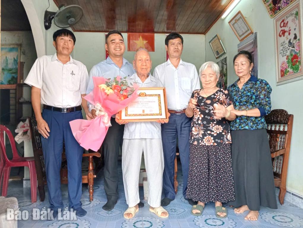 Tỉnh ủy viên, Phó Chủ tịch Ủy ban MTTQ Việt Nam tỉnh, Chủ tịch Liên đoàn Lao động tỉnh Lê Văn Thành cùng Bí thư Đảng ủy, Chủ tịch HĐND xã Mlô Bren trao huy hiệu 70 năm tuổi Đảng cho đảng viên Trần Minh Châu.