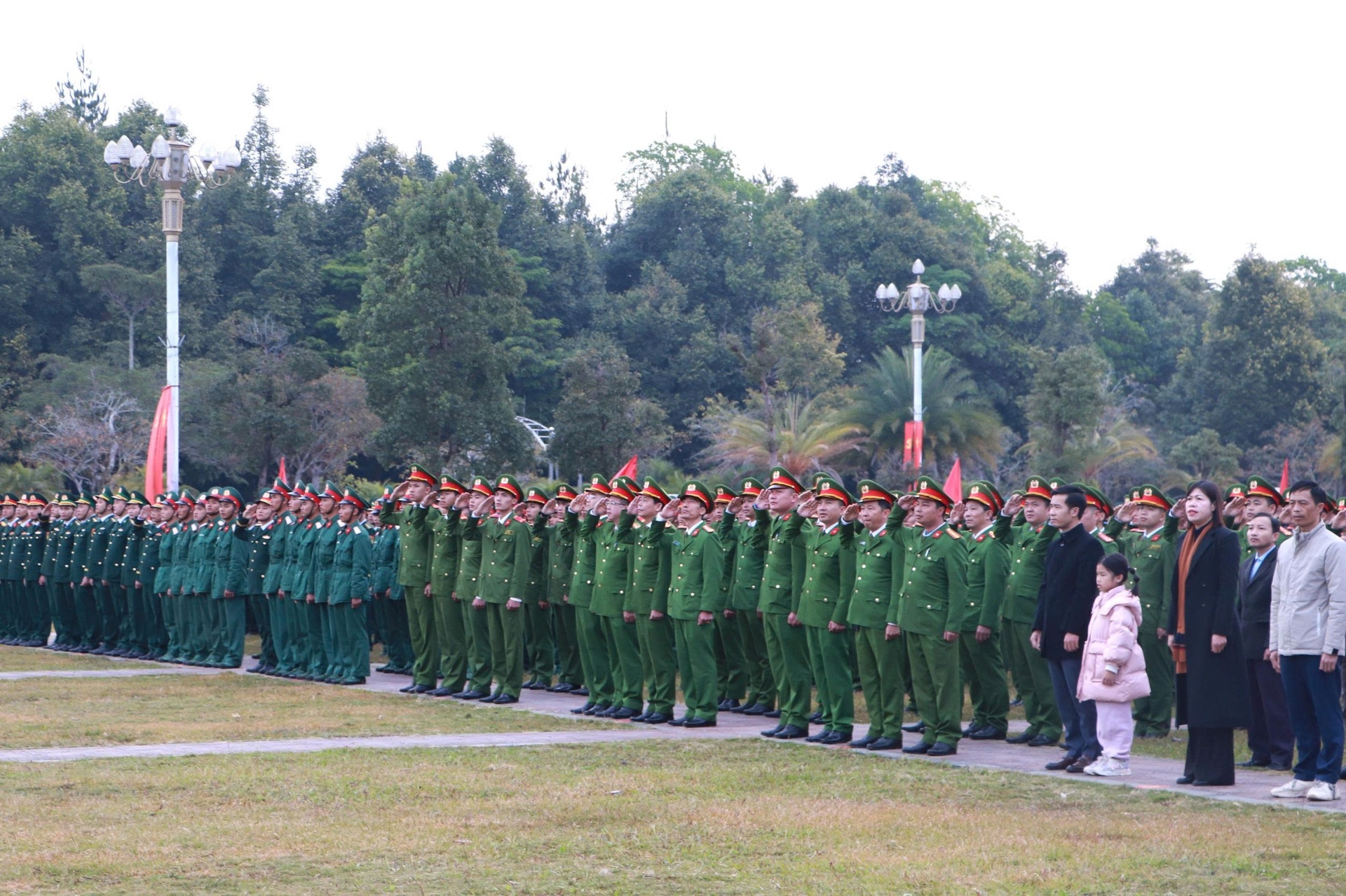 Lực lượng vũ trang tỉnh tham dự Lễ ch&agrave;o cờ trong kh&ocirc;ng kh&iacute; trang nghi&ecirc;m.