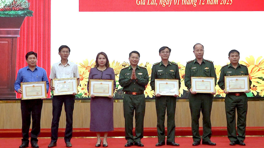 Đại tá Đoàn Ngọc Báu-Bí thư Đảng ủy, Chính ủy Ban Chỉ huy BĐBP tỉnh (giữa) tặng giấy khen cho các tập thể, cá nhân. Ảnh: Mạnh Hà bp7.jpg
