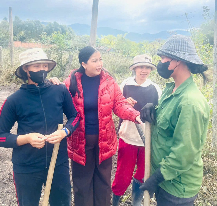 Bí thư Đảng ủy xã Hra Đinh Thị Minh Hà thăm hỏi tình hình sản xuất nông nghiệp của người dân. Ảnh: ĐVCC to-chuc-dang-them2.jpg