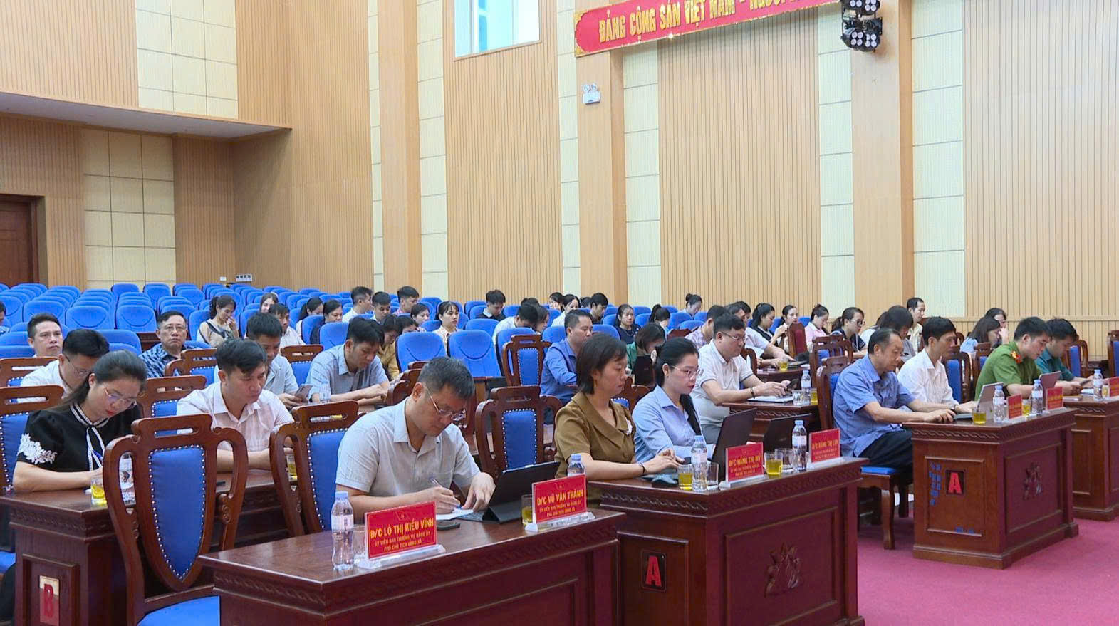 Các đại biểu dự hội nghị.