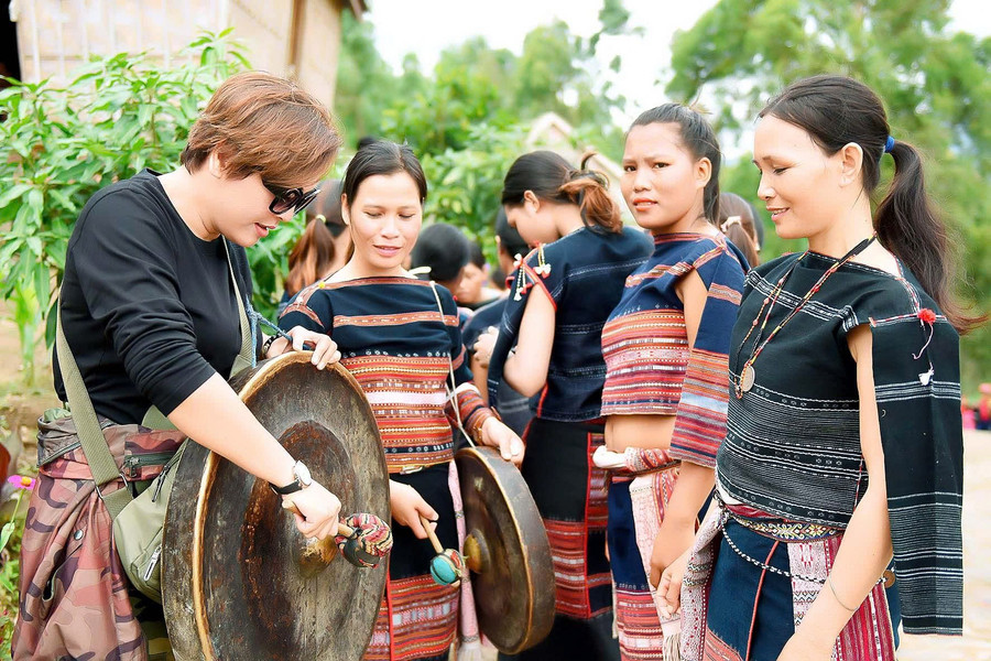Du khách thích thú trải nghiệm văn hóa cồng chiêngtại xã Kbang, tỉnh Gia Lai. Ảnh: Đức Thụy glo-van-hoa-1.jpg