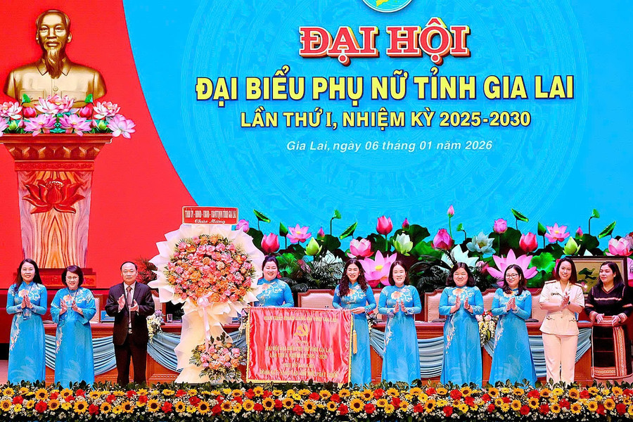 Đồng chí Thái Đại Ngọc - Bí thư Tỉnh ủy Gia Lai tặng bức trướng chúc mừng Đại hội. Ảnh: Đức Thụy dai-hoi-phu-nu-8-3713.jpg