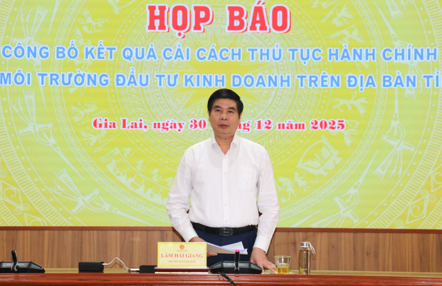 Phó Chủ tịch UBND tỉnh Lâm Hải Giang trao đổi, chia sẻ với các cơ quan thông tấn, báo chí về nỗ lực của tỉnh trong công tác cải cách thủ tục hành chính. Ảnh: Tiến Sỹ a1-dong-chi-lam-hai-giang-pho-chu-tich-ubnd-tinh.jpg