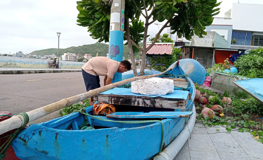 Phương tiện ghe thuyền nhỏ được ngư dân đưa lên bờ, cột dây giằng chặt. Ảnh: Ngọc Nhuận phuong-tien-ghe-thuyen-duoc-ngu-dan-dua-len-bojpg.jpg