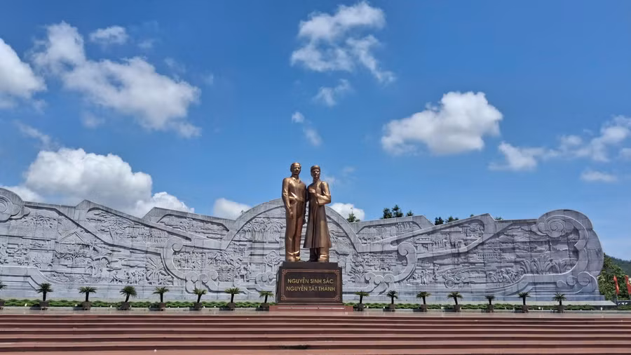 Tượng đài Nguyễn Sinh Sắc - Nguyễn Tất Thành tại phường Quy Nhơn. Ảnh: Mai Lâm giu-vung-niem-tin-voi-bac.jpg