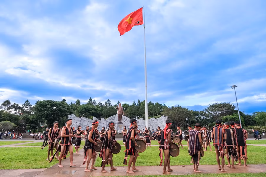 Ngày hội Văn hóa các dân tộc tỉnh Gia Lai lần thứ I diễn ra tại Quảng trường Đại Đoàn Kết là hoạt động ý nghĩa nhân kỷ niệm 80 năm Ngày Bác Hồ gửi thư cho Đại hội các dân tộc thiểu số miền Nam họp tại Pleiku. Ảnh: Minh Châu giu-vung-niem-tin-voi-bac-2.jpg