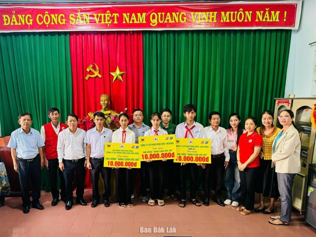 Chương trình “Nâng cánh ước mơ” của Phòng Chuyên đề, Báo và Phát thanh, Truyền hình Đắk Lắk vận động các đơn vị, doanh nghiệp trao học bổng cho học sinh có hoàn cảnh khó khăn.