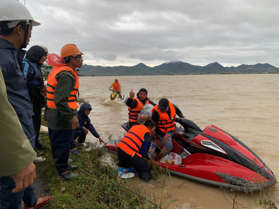 Tỉnh Gia Lai huy động lực lượng cứu trợ lương thực, nước uống cho người dân đang bị nước lũ cô lập. Ảnh: Hải Yến anh-cuu-tro.jpg