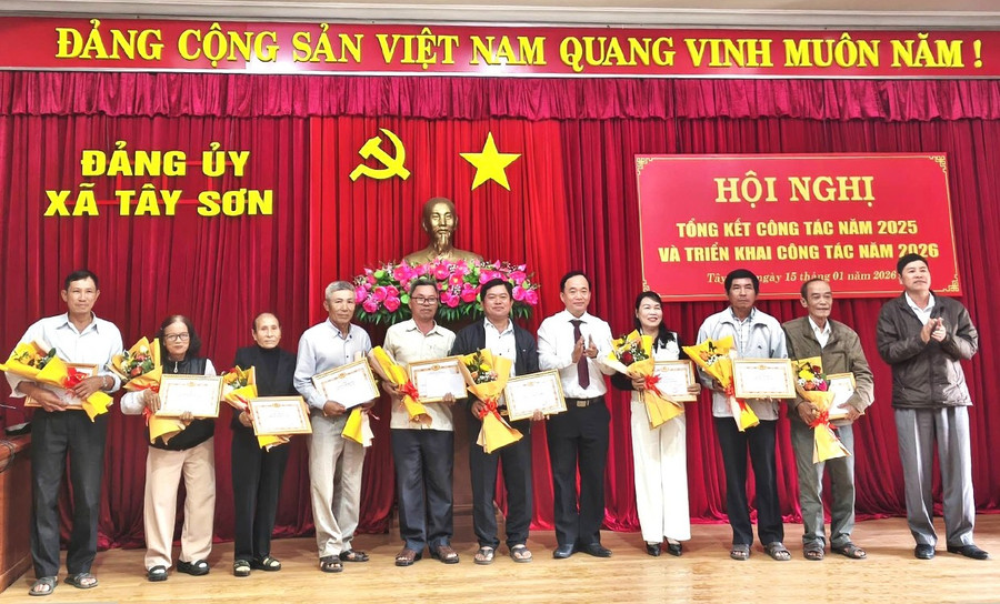 Đảng ủy xã Tây Sơn khen thưởng các tập thể, cá nhân có thành tích xuất sắc trong thực hiện nhiệm vụ năm 2025 và giai đoạn 2021 - 2025. Ảnh: ĐVCC Đảng ủy xã Tây Sơn khen thưởng các tập thể, cá nhân có thành tích xuất sắc trong thực hiện nhiệm vụ năm 2025 và giai đoạn 2021 - 2025. Ảnh: ĐVCC