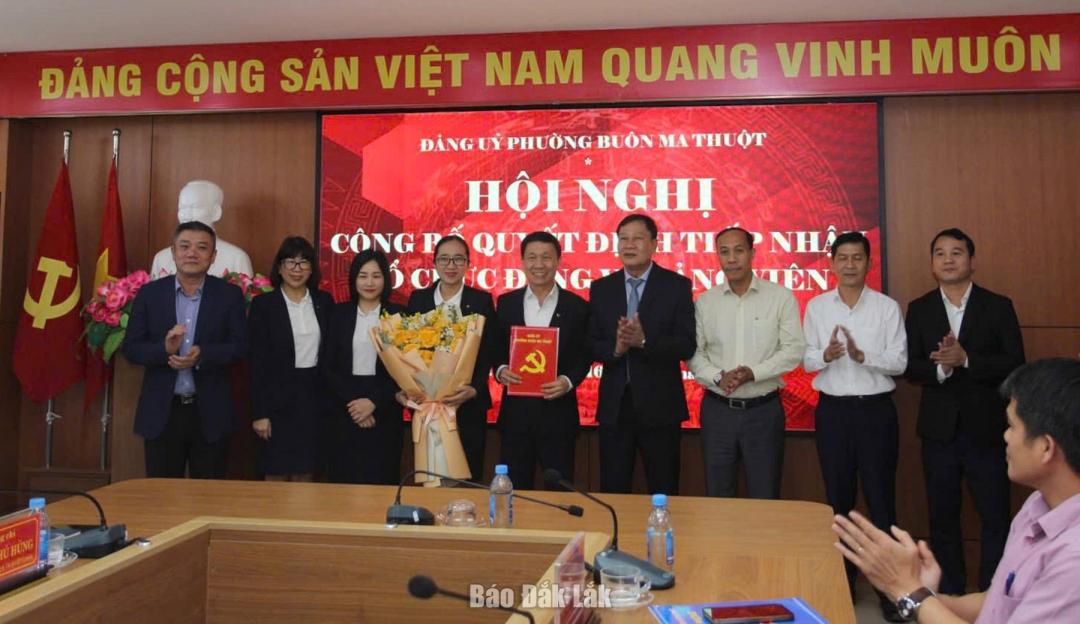 L&atilde;nh đạo Đảng uỷ phường Bu&ocirc;n Ma Thuột trao Quyết định tiếp nhận v&agrave; th&agrave;nh lập Đảng bộ Ng&acirc;n h&agrave;ng TMCP Ngoại thương chi nh&aacute;nh Đắk Lắk.