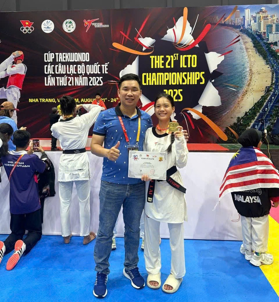 Vận động viên Lê Thanh Mai (bìa phải) giành thêm danh hiệu vận động viên nữ xuất sắc ở nội dung đối kháng hạng cân 42kg lứa tuổi U17. Ảnh: Đức Nhật z6942716134686-6a88512a94da996667dd3a073b5c0b9c.jpg