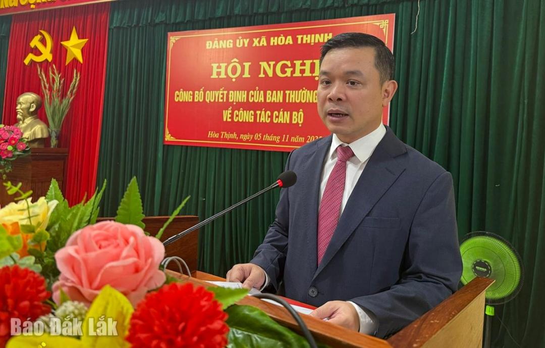 Phó Bí thư Tỉnh ủy Đỗ Hữu Huy chúc mừng đồng chí Phương Văn Lành với cương vị mới.