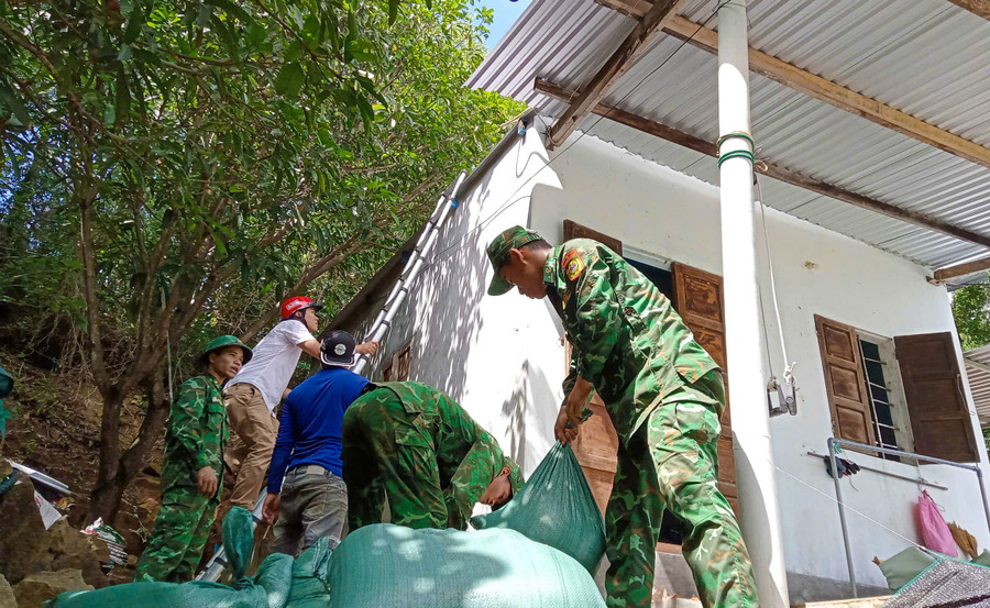 Bộ đội Biên phòng giúp dân làng biển Nhơn Hải chằng chống nhà cửa. Ảnh: Ngọc Nhuận bo-doi-bien-phong-giup-dan-giang-chong-nha-cua-1.jpg