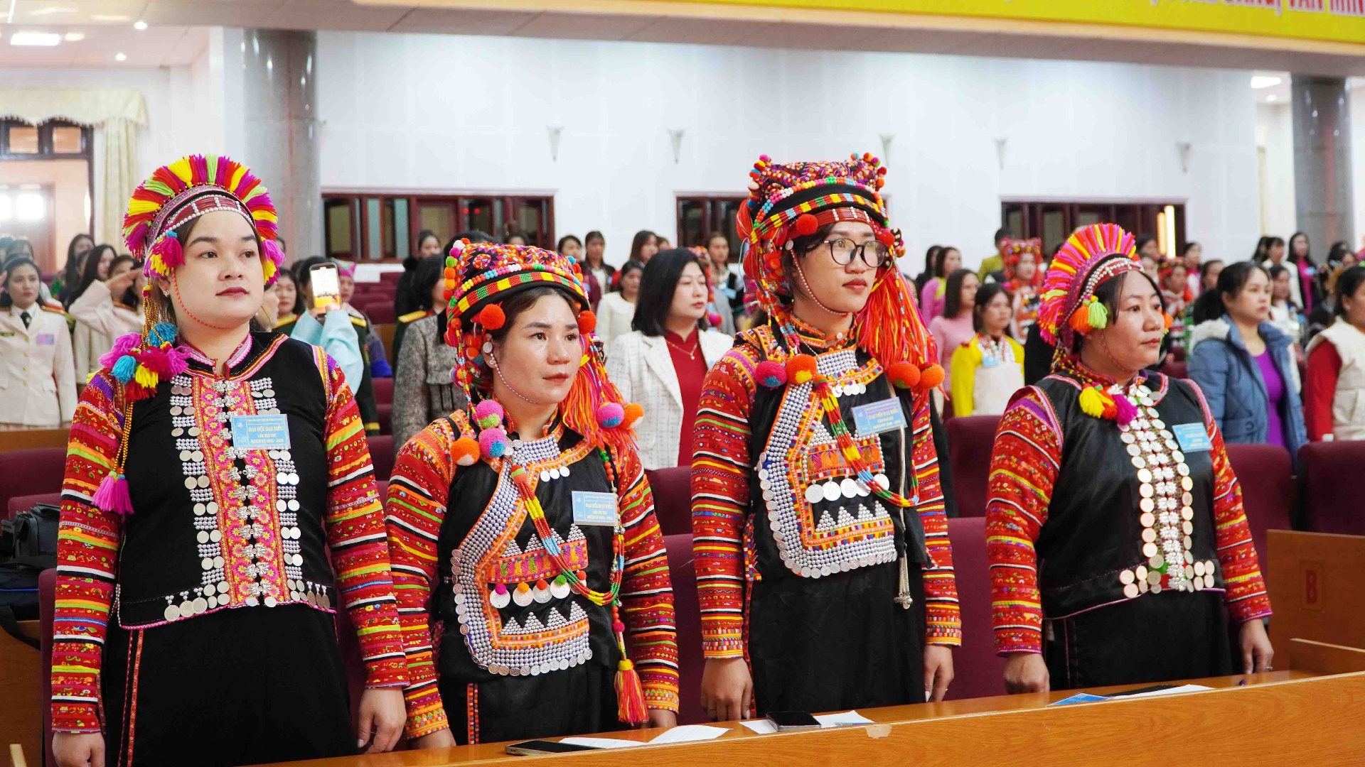 C&aacute;c đại biểu thực hiện nghi thức ch&agrave;o cờ trươc khi tiến h&agrave;nh phi&ecirc;n l&agrave;m việc thứ nhất.