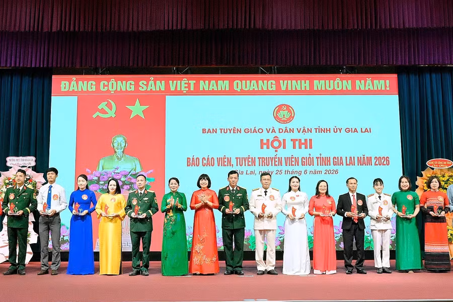 Ban Tổ chức tặng biểu trưng cho các thí sinh tham gia Hội thi. Ảnh: Đức Thụy thi-sinh-tham-gia-hoi-thi.jpg