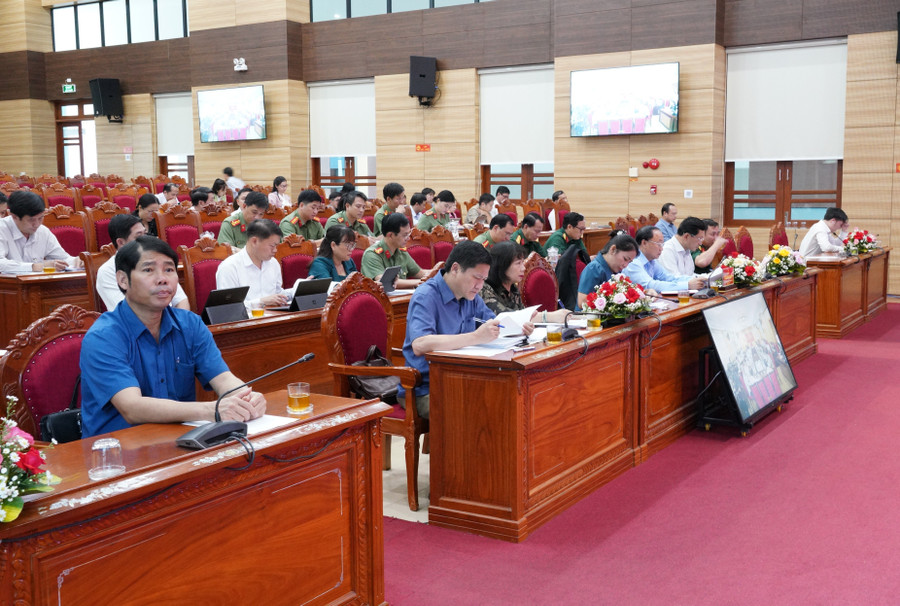 cac-dai-bieu-tham-du-hoi-nghi-tai-diem-cau-gia-lai.jpg