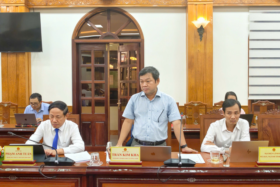 Giám đốc Sở Khoa học- Công nghệ Trần Kim Kha trình bày dự thảo Thỏa thuận hợp tác giữa tỉnh Gia Lai và Viettel. Ảnh: Dũng Nhân 119-anh-3.jpg