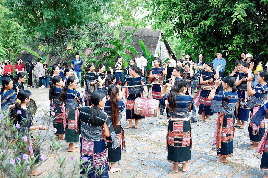 Trong văn hóa của người Bahnar, Jrai (Gia Lai), múa Xoang không chỉ là vũ điệu, mà còn là biểu tượng của tính cộng đồng. Ảnh: Đức Thụy glo-van-hoa-2.jpg