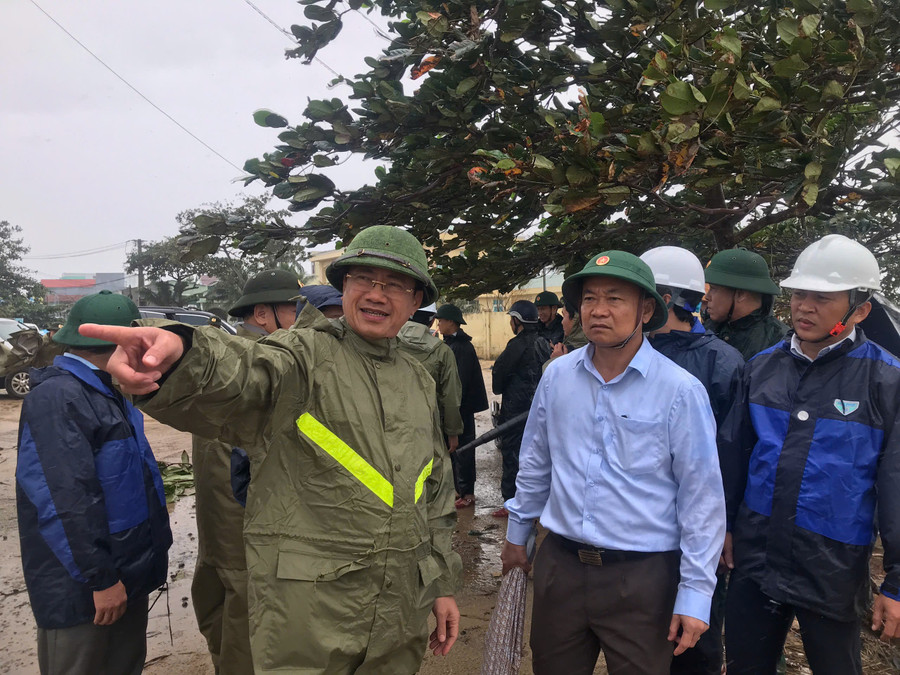 Bí thư Tỉnh ủy Thái Đại Ngọc (thứ 2, từ phải sang) và Chủ tịch UBND tỉnh Phạm Anh Tuấn (bìa trái) kiểm tra tại khu vực luồng tàu vào Cảng cá Tam Quan. Ảnh: Phi Long z7244708297270-61f688d82953b64253b716c5fdef36f8.jpg