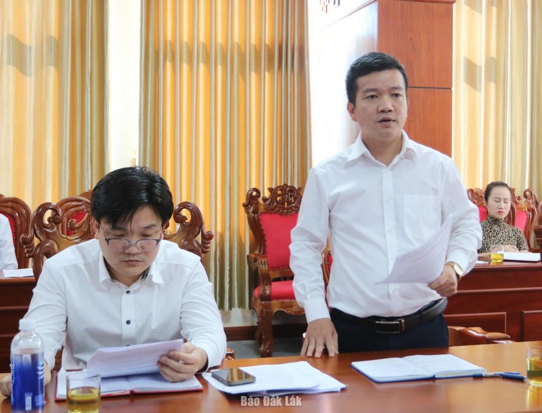 Phó Trưởng Ban Tuyên giáo Tỉnh ủy Trần Doãn Tới tham gia ý kiến tại buổi làm việc.