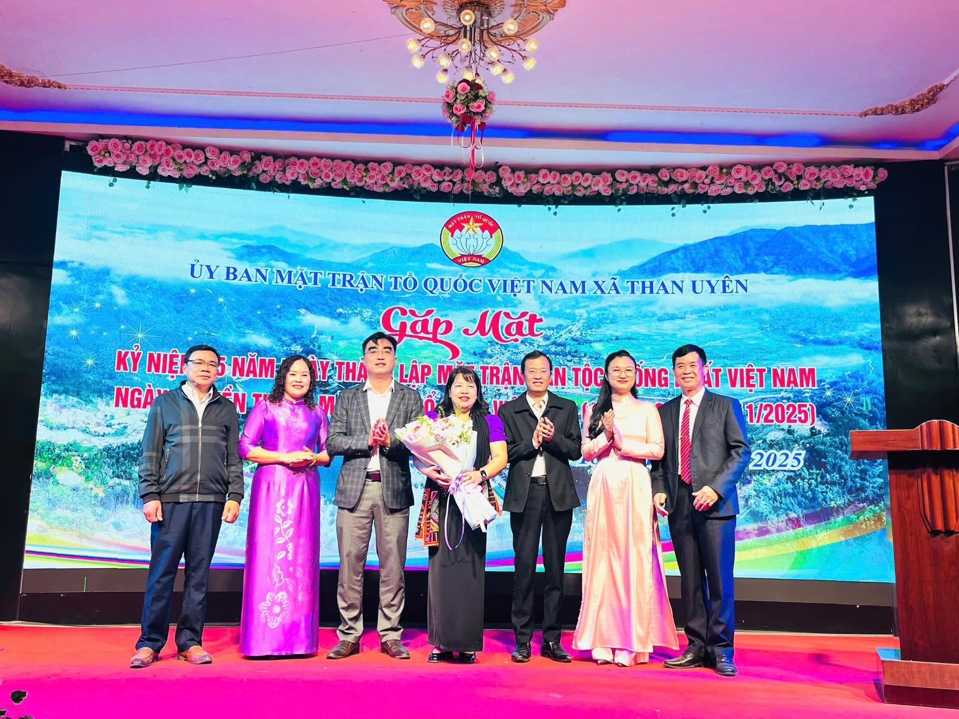 Lãnh đạo xã Than Uyên tặng hoa chúc mừng Ủy ban MTTQ Việt Nam xã. Lãnh đạo xã Than Uyên tặng hoa chúc mừng Ủy ban MTTQ Việt Nam xã.