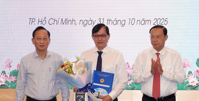 Lãnh đạo TP HCM trao quyết định và chúc mừng ông Bùi Thanh Giang nhận nhiệm vụ mới