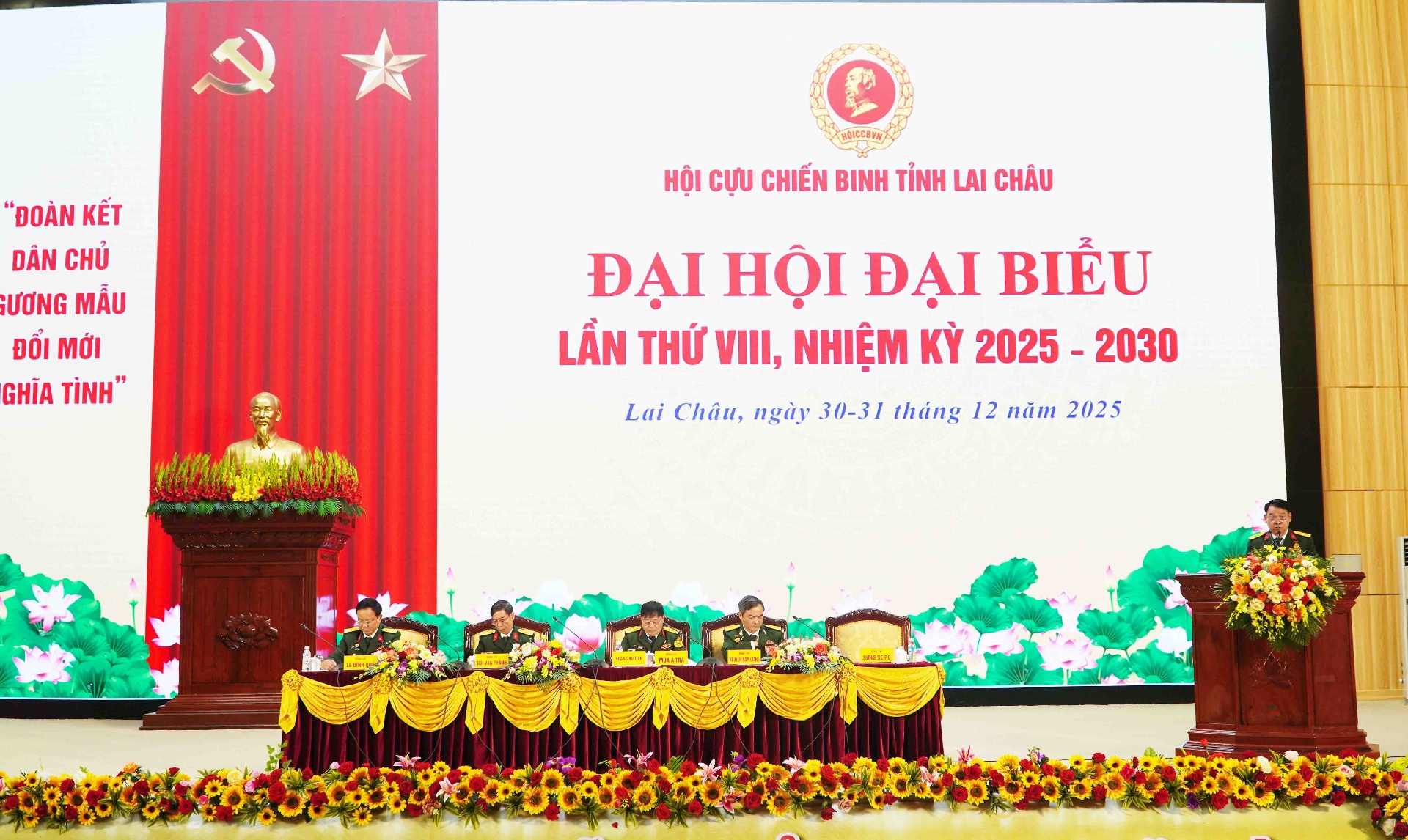 Đo&agrave;n chủ tịch Đại hội.