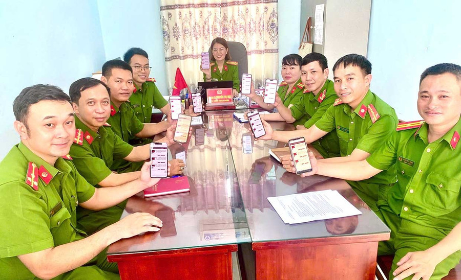 Cán bộ, chiến sĩ Công an phường Hoài Nhơn Nam tham gia góp ý dự thảo văn kiện Đại hội XIV qua VNeID.