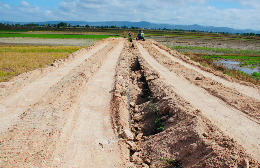 Sau đối thoại, các hộ dân canh tác tại cánh đồng buôn Mi Hoan và buôn Ơi Hly (xã Ia Hiao) đã đồng thuận hiến đất xây dựng hệ thống kênh mương và đóng góp kinh phí làm đường nội đồng. Ảnh: ĐVCC doi-thoai-3.jpg