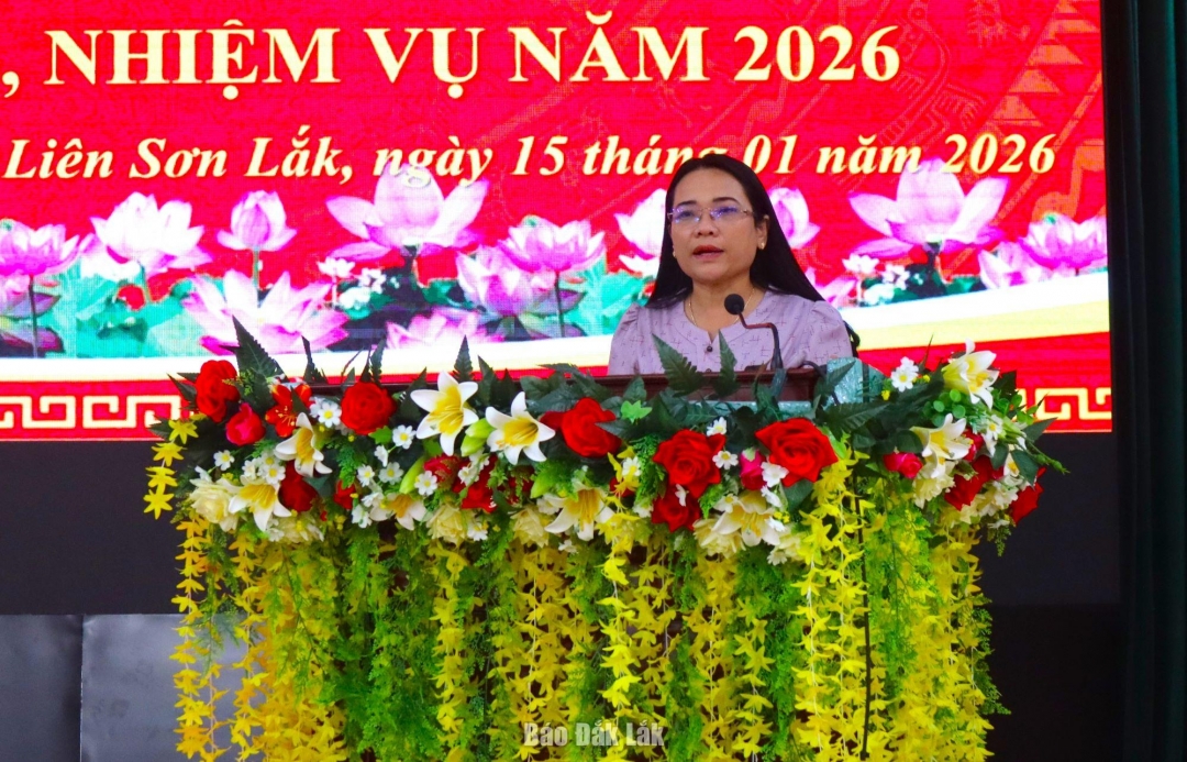 B&iacute; thư Đảng ủy, Chủ tịch HĐND x&atilde; Đ&agrave;o Thị Thanh An ph&aacute;t biểu tại hội nghị.