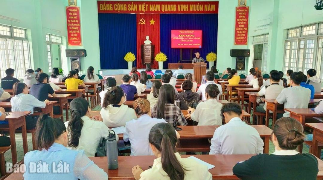 Quang cảnh khai giảng lớp bồi dưỡng lý luận chính trị dành cho đảng viên mới.